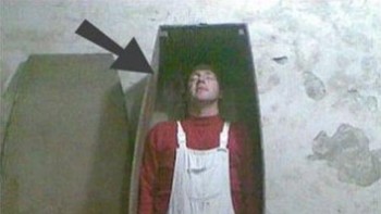 Foto ini diambil di Penjara Crumlin Road di Belfast, Irlandia. Pria itu melakukan pemotretan dengan dirinya sendiri di dalam peti mati ini. Tapi dia sangat terkejut ketika dia menemukan wajah hantu di sebelah kanannya. Tujuh belas eksekusi, beberapa pembunuhan oleh narapidana, dan bunuh diri terjadi di penjara tua ini. Saat ini, tempat tersebut berfungsi sebagai tujuan wisata. Foto ini diduga diambil di dekat Sel 13 yang terkenal, tempat para terpidana mati menghabiskan malam terakhir mereka sebelum dieksekusi. Sepertinya turis ini mengambil lebih dari yang dia duga. Foto: Trueactivist