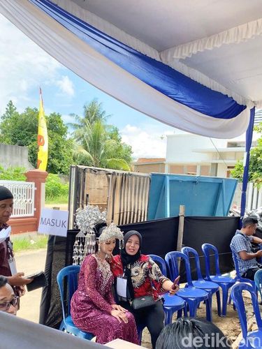 Foto Vita mengenakan busana pengantin lengkap dengan suntiang mendadak viral di TIkTok.