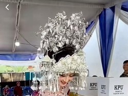 Viral Wanita Nyoblos Pemilu Pakai Busana Pengantin Lengkap dengan Suntiang