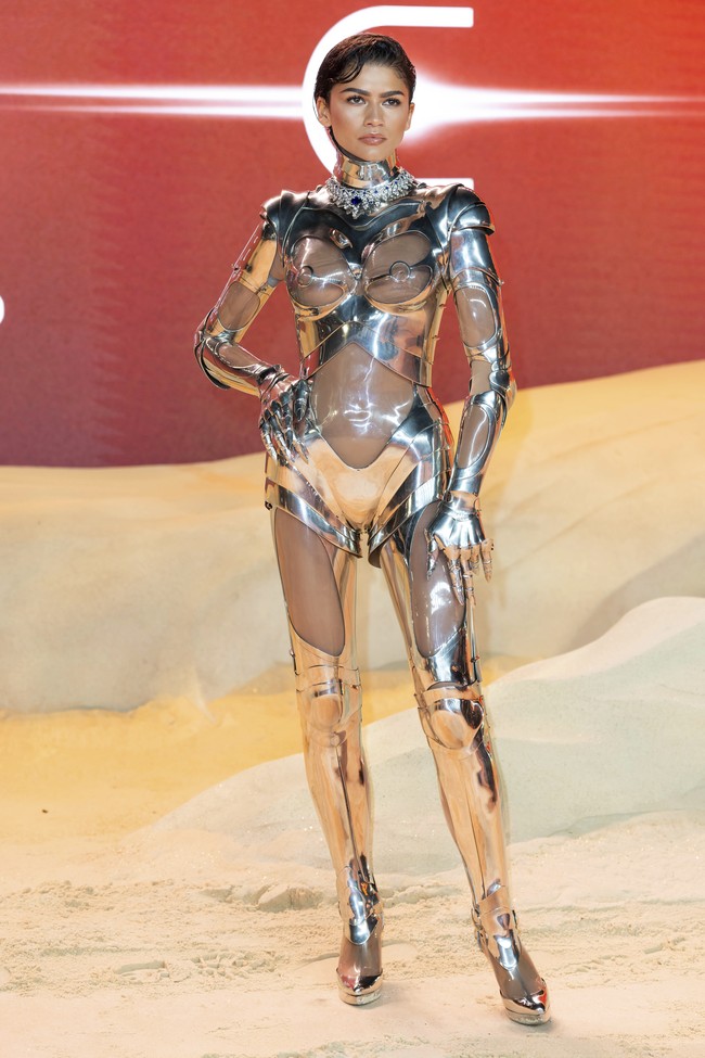 Selaras dengan genre fiksi ilmiah film tersebut, Zendaya menjelma sebagai ‘manusia mesin’ dengan catsuit robot dari koleksi vintage Mugler. Mendiang desainer Thierry Mugler merancang busana bertema futuristis yang dihias panel transparan untuk koleksi couture Fall 1995 lalu. )Foto: Scott A Garfitt/Invision/AP)
