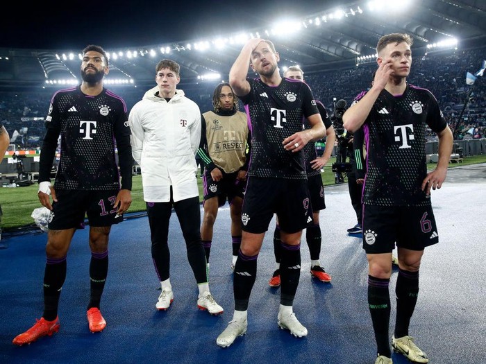 ROME, ITALY - FEBRUARY 14: Eric Maxim Choupo-Moting of FC Bayern München, Harry Kane of FC Bayern München and Joshua Kimmich of FC Bayern München look dejected after the UEFA Champions League 2023/24 round of 16 first leg match between SS Lazio and FC Bayern München at Stadio Olimpico on February 14, 2024 in Rome, Italy. (Photo by Matteo Ciambelli/DeFodi Images via Getty Images)