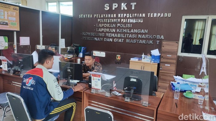 Heri saat melaporkan motornya yang hilang dicuri di ruang SPKT Polrestabes Palembang