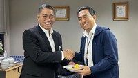 Direktur Consumer BTN Hirwandi Gafar memberikan potongan nasi tumpeng kepada Kepala Divisi Syariah BTN Abdul Firman dalam Perayaan dan Tumpengan HUT BTN Syariah ke-19 di Jakarta, Kamis (15/2).