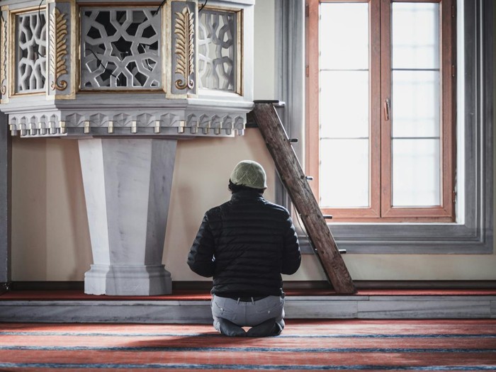Ilustrasi orang berdoa atau bersholawat.