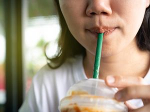 Jarang Ada yang Tahu! Minum Pakai Sedotan Ternyata Menyebabkan Hal Ini