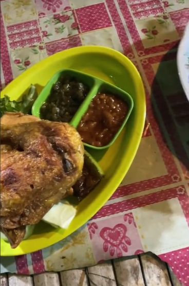 Menikmati mencicipi pecel ayam jalanan, bule asal Belgia ini langsung jatuh hati