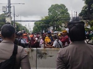 Ada Demo di Depan KPU, Jl Imam Bonjol Ditutup