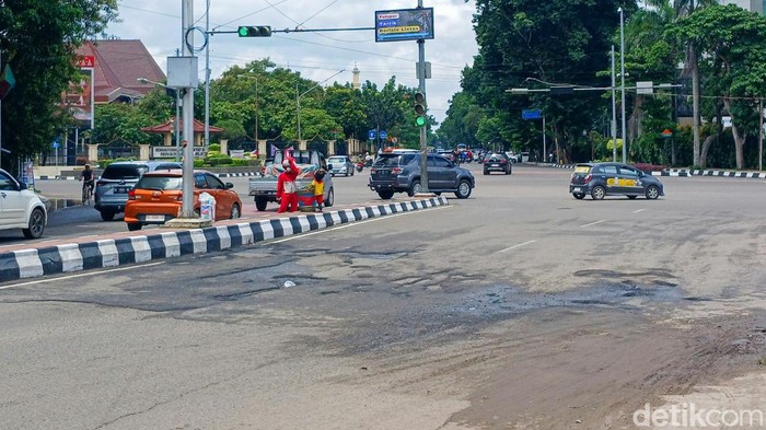 Jalan Radial simpang 5 DPRD Sumsel rusak tergerus banjir