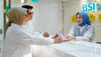 Nasabah sedang menyetorkan uang pelunasan haji 2024 di kantor cabang BSI The Tower Jakarta.