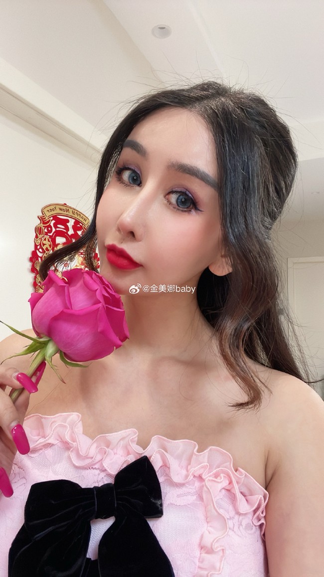 Aktris China Jin Mei Na jadi sorotan karena perubahan wajahnya. Wanita yang dikenal sering membintang drama tersebut disebut terlalu banyak melakukan operasi plastik. Foto: Dok. Weibo