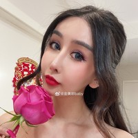 Aktris China Jin Mei Na jadi sorotan karena perubahan wajahnya. Wanita yang dikenal sering membintang drama tersebut disebut terlalu banyak melakukan operasi plastik. Foto: Dok. Weibo