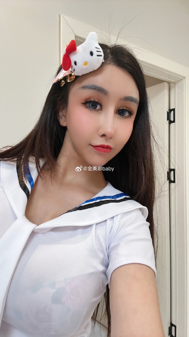 Dalam banyak unggahan, ia memang sering menampilkan wajah seperti diedit atau terlalu banyak filter.  Foto: Dok. Weibo