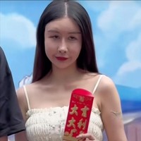 Beberapa menyadari bahwa wajahnya terlihat aneh dan kaku untuk seorang aktris. Pemain utama wanitanya punya empat alis, Matanya menangis tapi mulutnya tersenyum,  Foto: Dok. Weibo