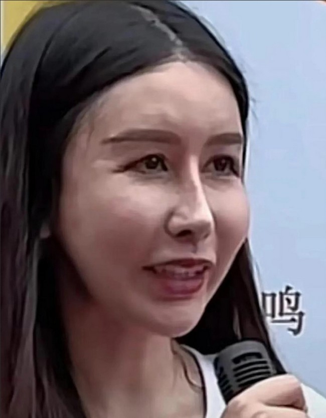 Hal tersebut juga menjadi perhatian ketika Jin Mei Na tampil dalam perkenalan pemain untuk webseries Lovers Under the Night Sky.  Foto: Dok. Weibo