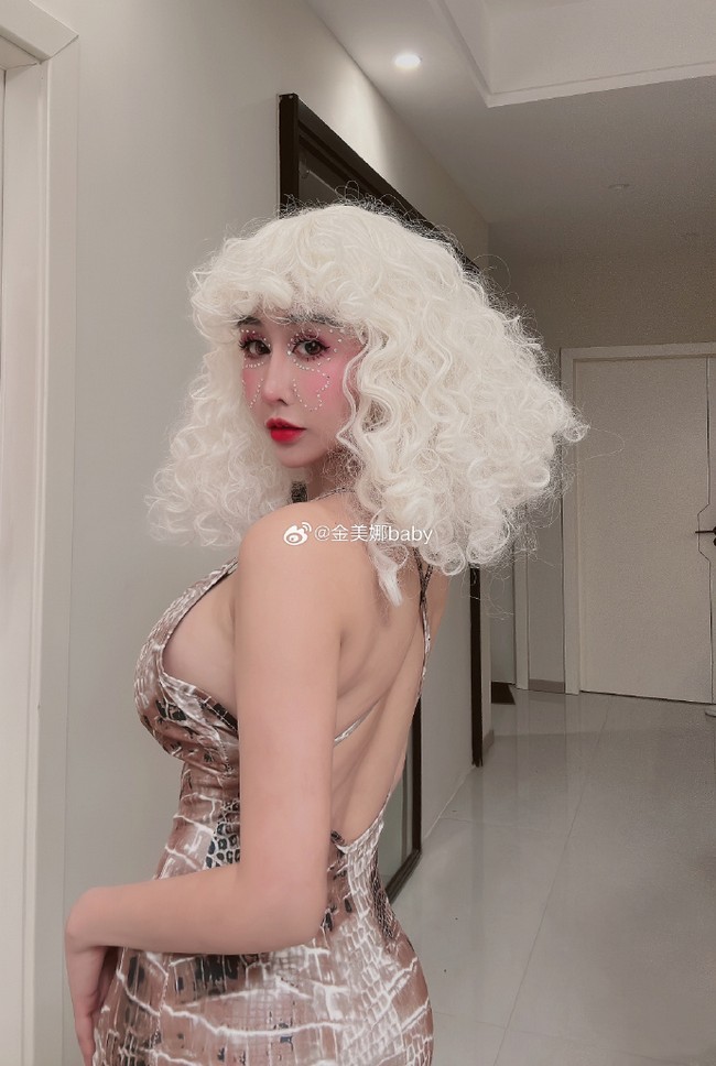 Jin Mei Na sendiri dikenal sebagai salah satu aktris dengan bentuk tubuh yang menawan. Karena itu, banyak netizen yang menyangka jika ada hal lain yang dilihat sutradara darinya. Tubuhnya bagus dan mungkin aktingnya bagus, kata netizen. Foto: Dok. Weibo