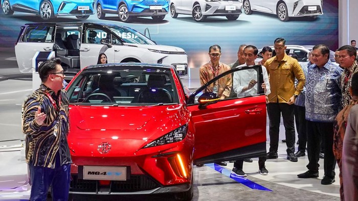 Presiden Jokowi lihat mobil MG