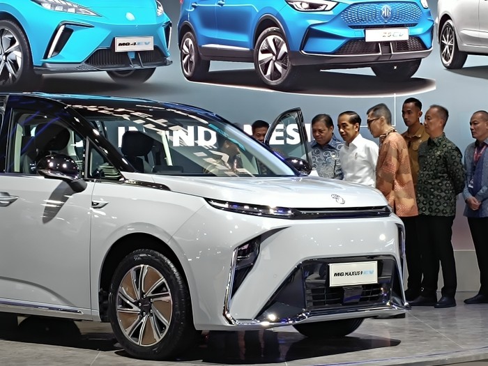 Presiden Jokowi lihat mobil MG