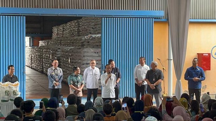 Presiden Jokowi Cek Gudang Beras Bulog