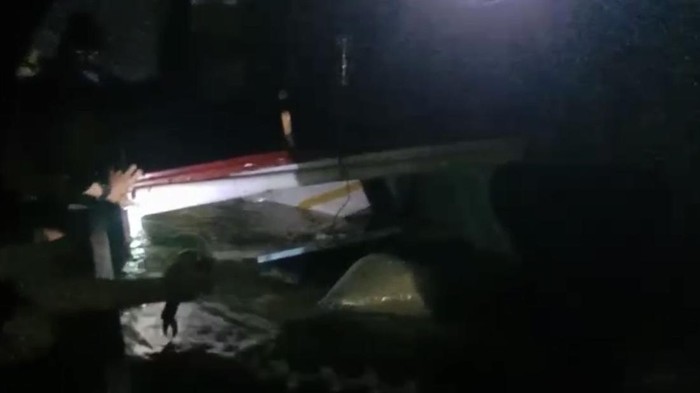 Kapal pengangkut logistik pemilu terbalik di Mentawai, Sumbar. (Istimewa)