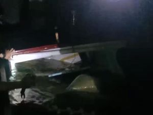 Penampakan Kapal Pembawa Logistik Pemilu Terbalik di Mentawai