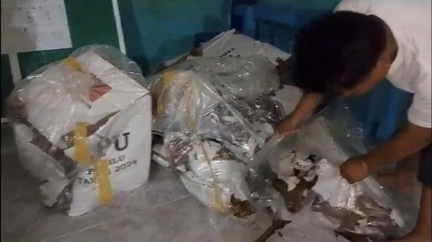 Kapal pengangkut logistik pemilu terbalik di Mentawai, Sumbar. (Istimewa)