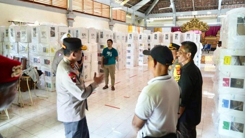 Kapolda Bali Irjen Ida Bagus Kade Putra Narendra juga mengecek pengamanan gudang surat suara di Desa Bedulu, Kecamatan Blahbatuh, Gianyar, Bali, Kamis (15/2/2024). (Foto: Istimewa)