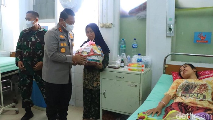 Kapolre Ngawi jenguk satu dari 2 petugas KPPS yang masih dirawat inap di RS diduga karena kelelahan.