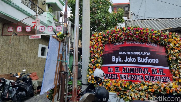 Karangan bunga duka cita atas meninggalnya Ketua KPPS di Surabaya.