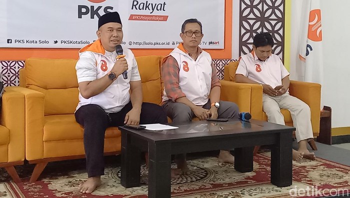 Ketua DPD PKS Kota Solo Daryono (kiri/pegang mic) saat konferensi pers di Kantor DPD PKS Solo, Jumat (16/2/2024).