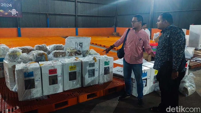 Ketua KPU Kota Cimahi dan Bawaslu Cek Logistik Jelang PSU 4 TPS