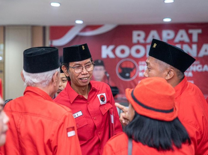 ketua pdip surabaya awi