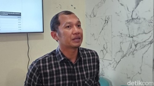 Komisioner KPU Bali John Darmawan di kantor KPU Bali, Jumat (16/2/2024). (Aryo Mahendro/detikBali)