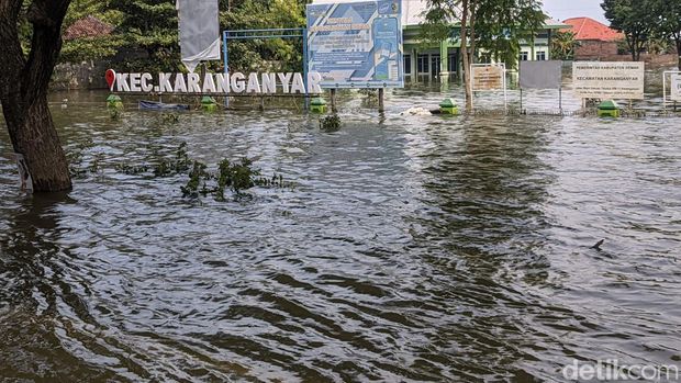 Kondisi Jalan Pantura Karanganyar, Demak, Jumat (16/2/2024), pukul 16.00 WIB.