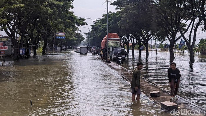 Kondisi Jalan Pantura Karanganyar, Demak, Jumat (16/2/2024), pukul 16.00 WIB.