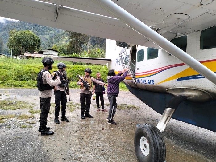 Kondisi pesawat Asian One Air usai ditembak oleh OTK di Kabupaten Puncak, Papua Tengah.