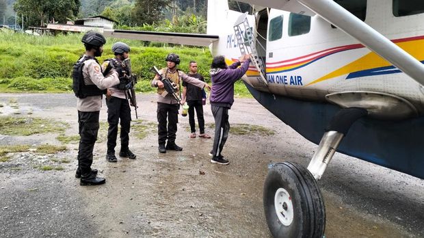 Kondisi pesawat Asian One Air usai ditembak oleh OTK di Kabupaten Puncak, Papua Tengah.