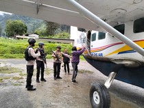 Detik-detik Pesawat Asian One Ditembak OTK di Bandara Beoga Papua Tengah