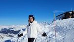Gaya Liburannya Pacar Tom Cruise, Sosialita Cantik Super Tajir