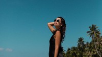 Lihatlah gaya Elsina berfoto dengan latar pantai Maldivies yang jernih.