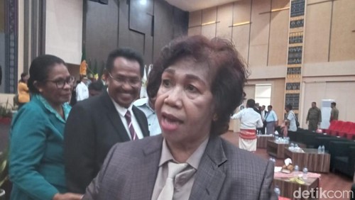 Mantan Bupati Kabupaten Rote Ndao Paulina Haning-Bullu saat diwawancarai di Aula El Tari Kupang, Jumat (16/2/2024). (Simon Selly/detikBali)