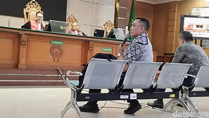 Mantan Sekdishub Kota Bandung Khairul Rijal kembali memberikan kesaksian di persidangan kasus korupsi Bandung Smart City Jilid II, Jumat (16/2/2024). Kasus ini menjerat Direktur PT Marktel Budi Santika.