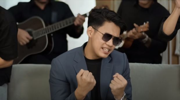 Masdddho menyanyikan lagu baru berjudul Tenanan. Berikut ini lirik yang lengkap dengan terjemahannya.