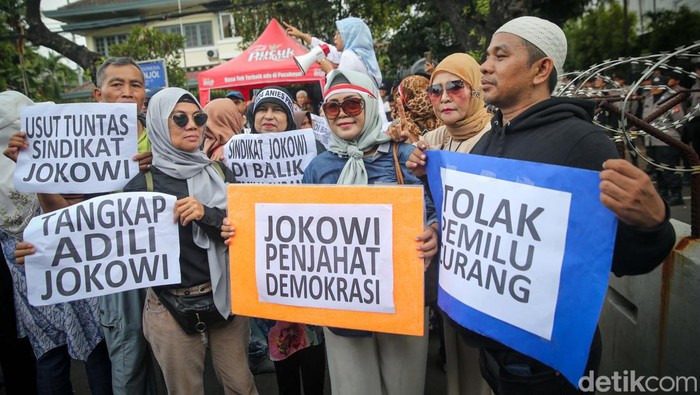 Massa Aksi Geruduk KPU Tuntut Kecurangan Pemilu Massa Aksi Geruduk KPU Tuntut Kecurangan Pemilu