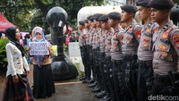 Sejumlah personel polisi diturunkan untuk mengawal jalannya demo.