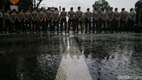 Imbas aksi tersebut, Jalan Imam Bonjol menuju Bundaran HI maupun sebaliknya diblokade oleh aparat kepolisian.