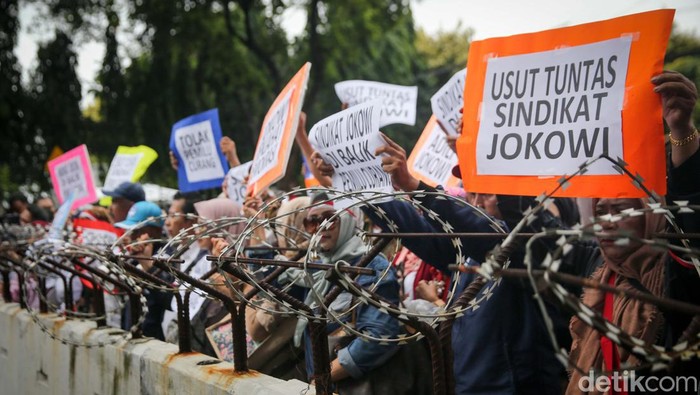 Massa Aksi Geruduk KPU Tuntut Kecurangan Pemilu