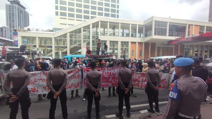 Massa demo di depan Bawaslu