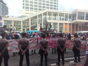 Massa Demo di Depan Bawaslu, Jalan MH Thamrin Arah Monas Macet