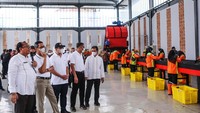 PJ Gubernur DKI Jakarta Heru Budi Hartono bersama Kepala Dinas Lingkungan Hidup Asep Kuswanto meninjau proses pengolahan sampah menjadi bahan bakar RDF di TPS 3R Siaga.