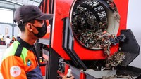 Petugas DLH mengolah sampah di Tempat Pengolahan Sampah Reduce, Reuse, dan Recycle (TPS 3R) Siaga, Jakarta, Jumat (16/2/2024).